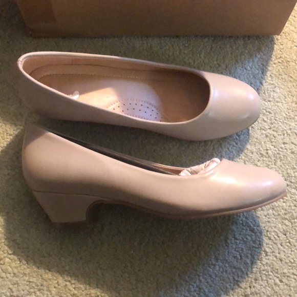 Journee Collection SAAR Grey Beige Nude Pumps SZ:5.5 - Picture 4 of 7
